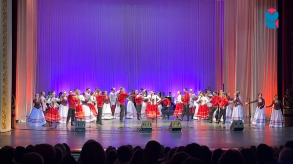 На самарской сцене выступили Волжский русский народный хор и ансамбль танца "Урал"
