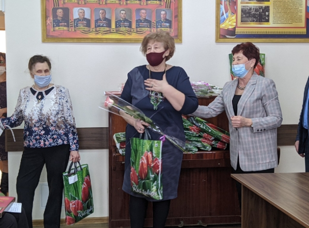 Жительниц Самарской области начали поздравлять в преддверии 8 Марта