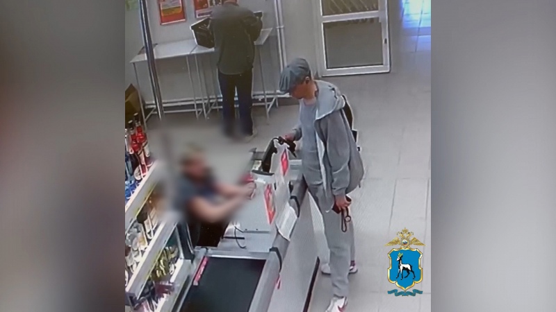 В Тольятти мужчина расплатился в магазине чужой картой и попал в розыск