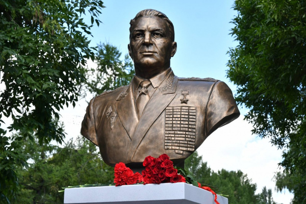 В самарском парке Победы открыли бюст Василия Маргелова