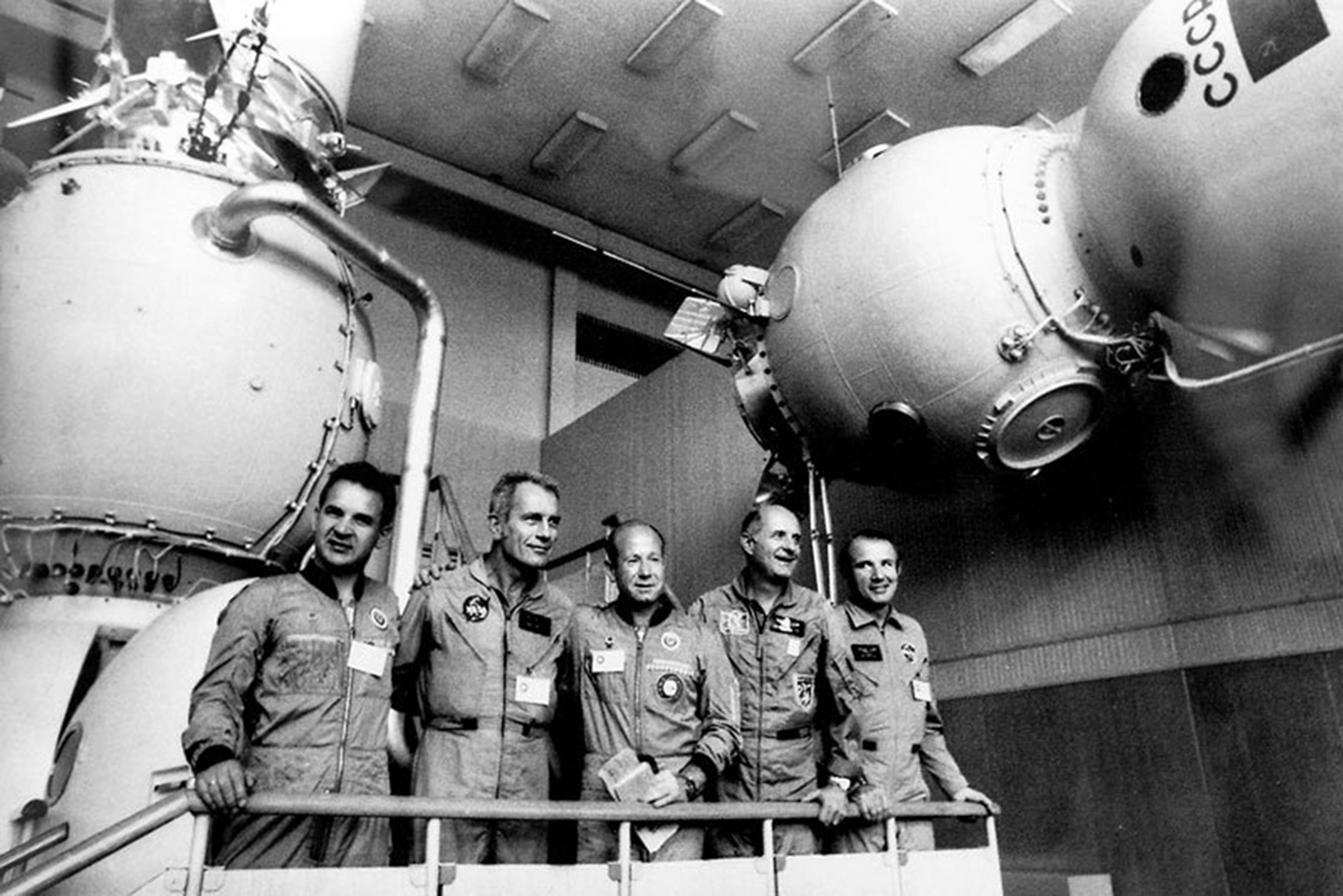 Первый полет американского космонавта. Экипаж Союз-Аполлон 1975. Союз Аполлон космический корабль. Союз Аполлон экипаж. Экспериментальный полет Союз Аполлон 1975.