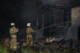 Сильный пожар в частном доме на проспекте Кирова в Самаре произошел минувшей ночью