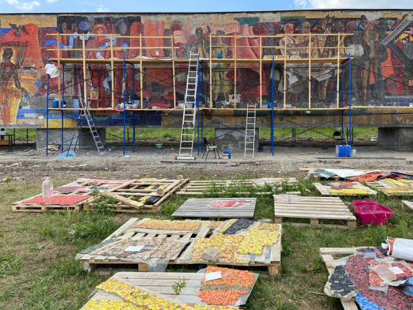 В Тольятти панно "Радость труда" обретает исторический облик