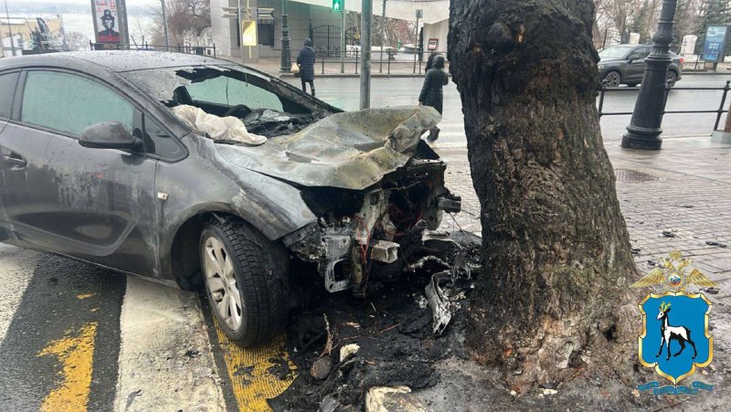 В Самаре 1 февраля иномарка загорелась после столкновения с деревом