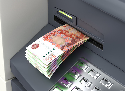Как сберечь средства: аналитик рекомендовал не хранить деньги на банковской карте 