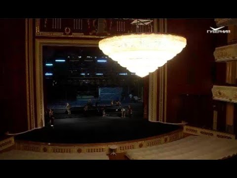 В Самаре в театре оперы и балета опустили главную люстру