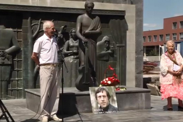 В годовщину смерти Владимира Высоцкого возле мемориала в Самаре исполнили песни музыканта