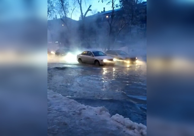 В Самаре из-за утечки на водоводе затопило Зубчаниновское шоссе