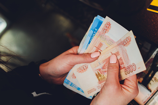 В России начались выплаты на детей от 8 до 17 лет 