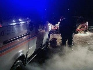 Спасатели два часа вырезали погибших людей из Гранты, которую раздавила автоцистерна