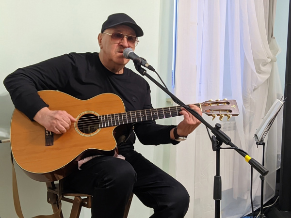 В Тольятти состоялся квартирник известного барда Анатолия Киреева