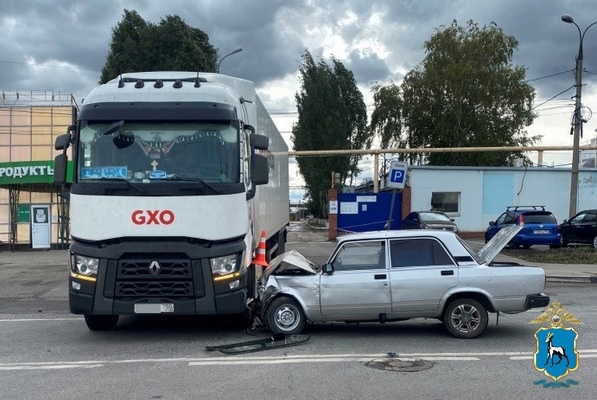В Самаре легковушка столкнулась с тягачом на Заводском шоссе