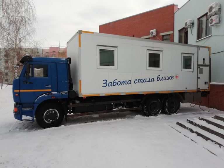 В Рощинском медики проходят вакцинацию от COVID-19 в мобильном прививочном пункте