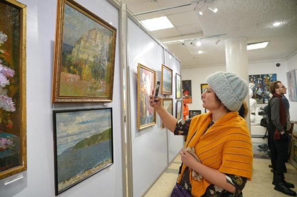 Жигулевские легенды и самарские мотивы: в областном центре проходит выставка Николая Панфильцева