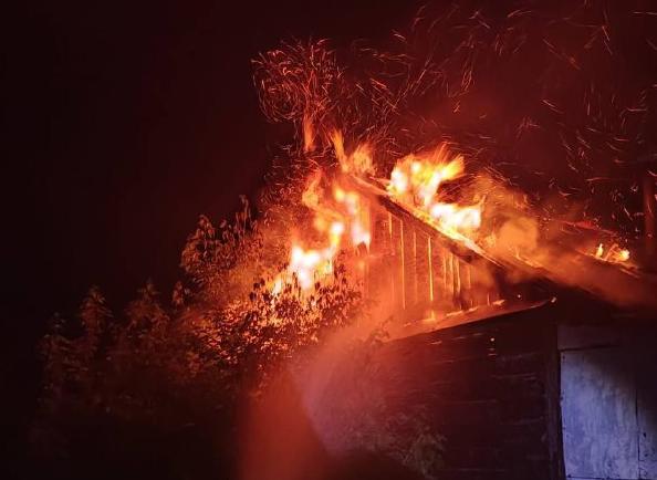 В Октябрьске 8 человек тушили частный дом