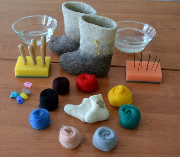 Алексеевские школьники учились валять русские валенки