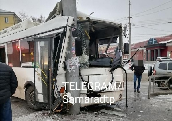 В Самаре автобус врезался в столб, есть пострадавшие
