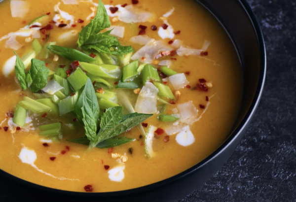 Диетолог рассказала, какие супы летом самые полезные