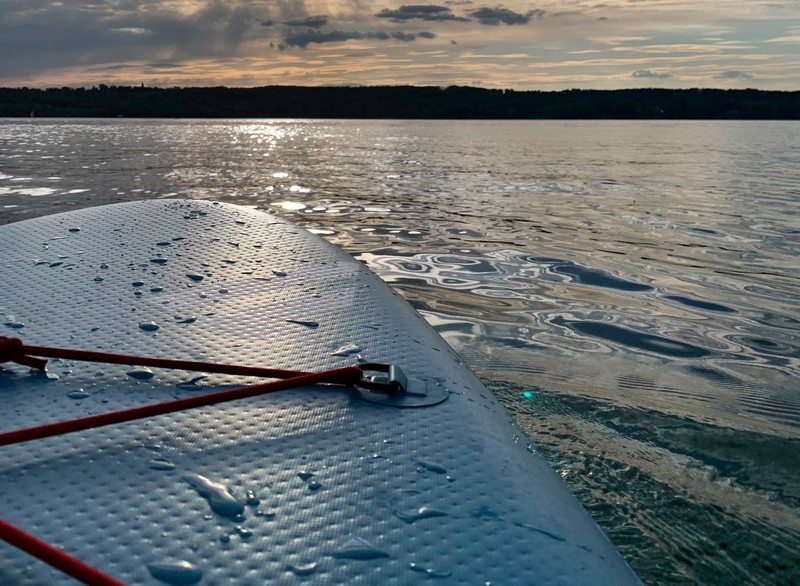 В Екатеринбурге прогулочная яхта сбила двух девушек на сапах