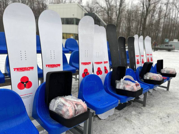 Клюшки и сноуборды: юных спортсменов Самарской области обеспечили отечественным инвентарем