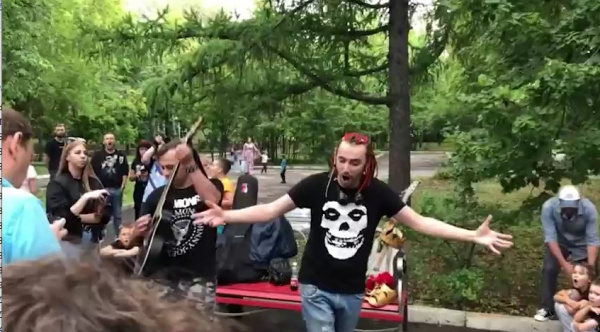 В Самаре почтили память лидера группы "Король и Шут" импровизированным концертом