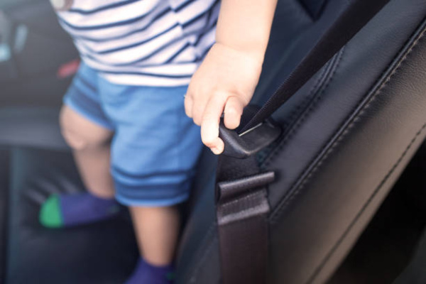Педиатр рассказал, почему опасно оставлять детей в авто в жару