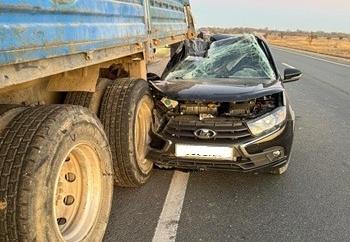 В Самарской области на трассе "Гранта" протаранила попутный КамАЗ