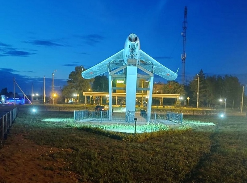 В Борском реконструировали памятник самолету-истребителю 