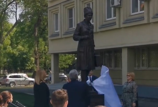 В Самаре открылся памятник "Призвание", посвященный медсестрам