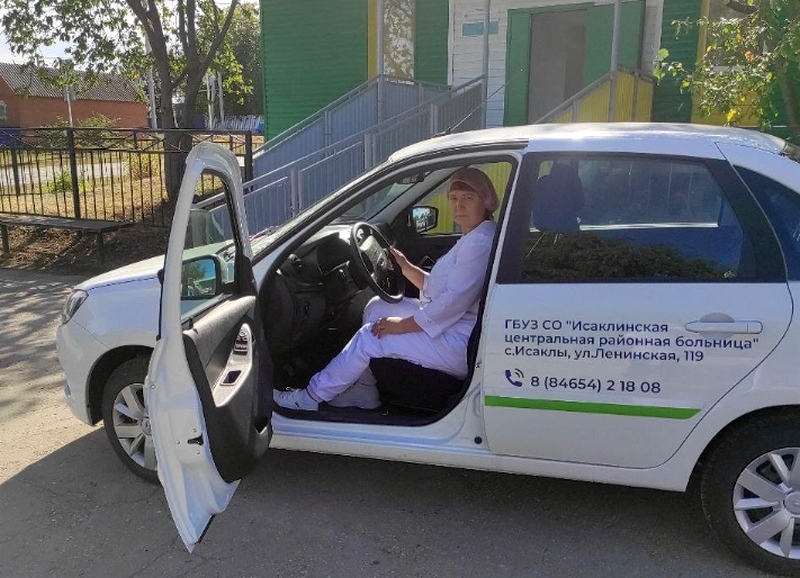 В Исаклинском районе сельские медучреждения получили новые автомобили 