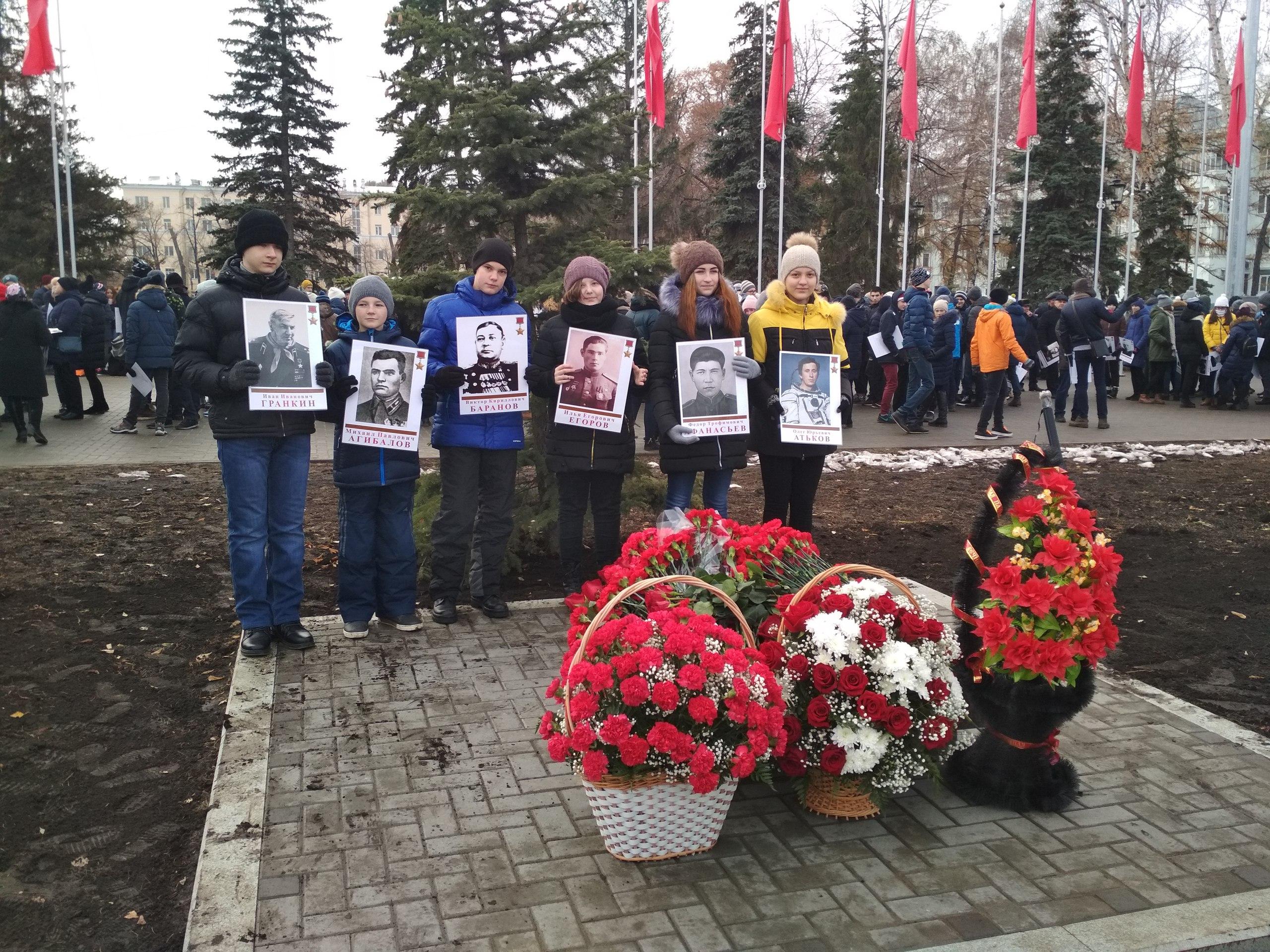 Парад в самаре 7 ноября. Памятный знак памяти парада 7 ноября в Куйбышеве. Парад памяти в городе Куйбышев 7 ноября 1941. Парад памяти 7 ноября 2020 года город Самара. Памятный знак парад памяти 7 ноября Самара.