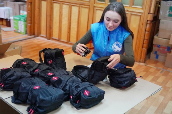 Волонтеры шьют для российских солдат аптечки и носилки