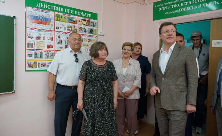 45 тысяч педагогов региона по инициативе Дмитрия Азарова получат выплаты ко Дню учителя