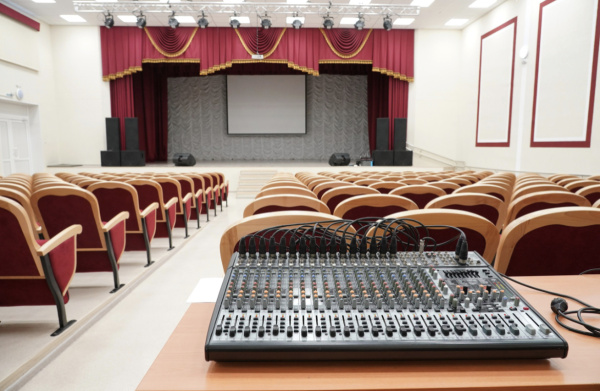 Россияне рассказали, как часто ходят в театр