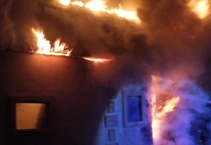Огонь уже подбирался к дому: в Самарской области потушили пожар в бане