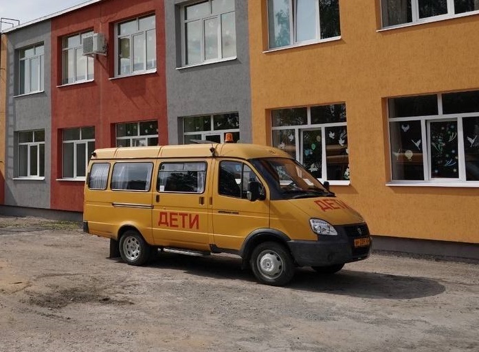 В Красноярском районе школа получила новый автобус для перевозки детей