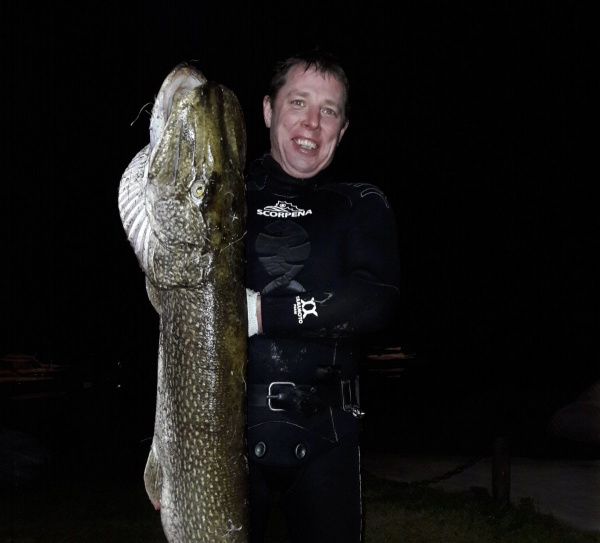 Житель Самары выиграл подводную битву с речным "крокодилом" 