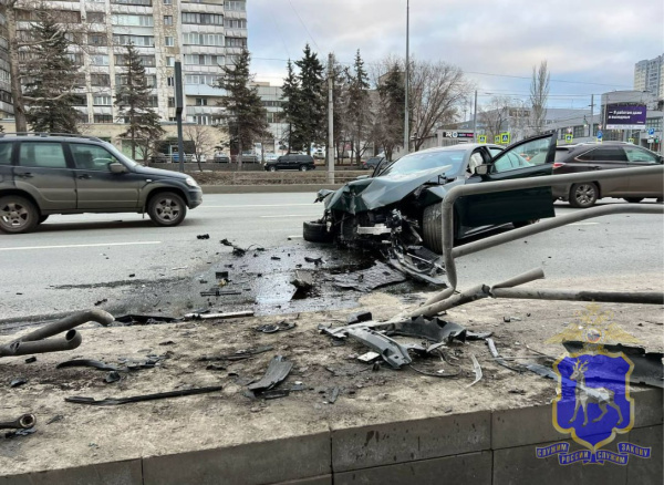 В Самаре на ул. Ново-Садовой 25-летний водитель на BMW врезался в забор