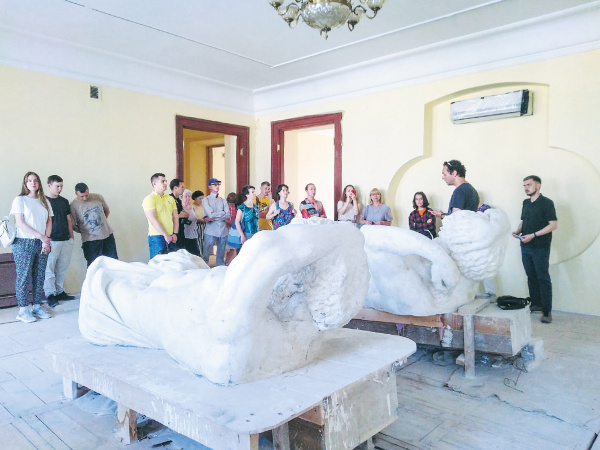 Градозащитники провели субботник в "Доме с атлантами"