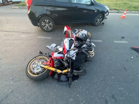 В Тольятти мужчина на мотоцикле врезался в иномарку