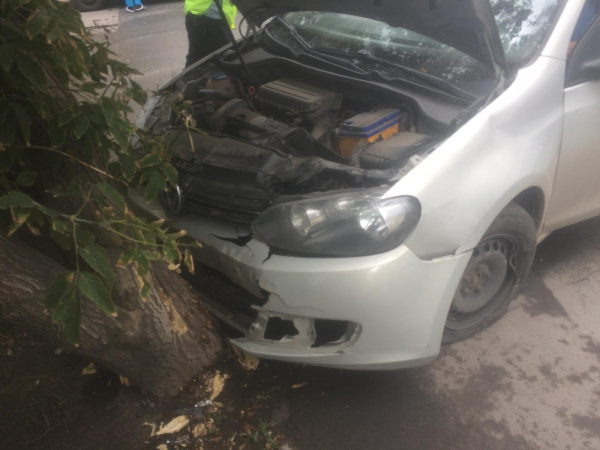 В Самаре "немец" протаранил дерево