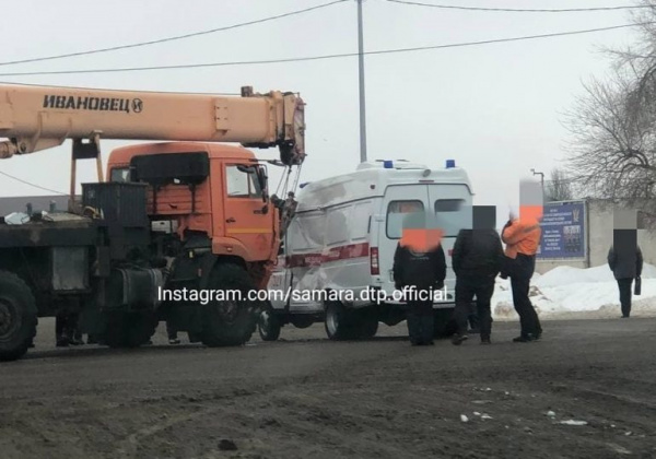 При столкновении автокрана и скорой помощи в Самаре пострадали три человека