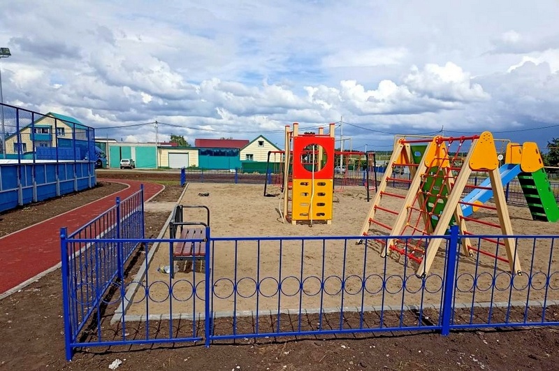 В Клявлинском районе благоустроили спортплощадку, сквер и парк 
