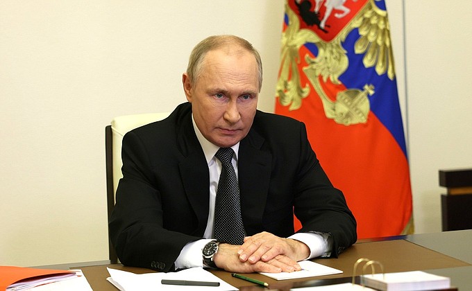 Владимир Путин ввел в восьми регионах России средний уровень реагирования