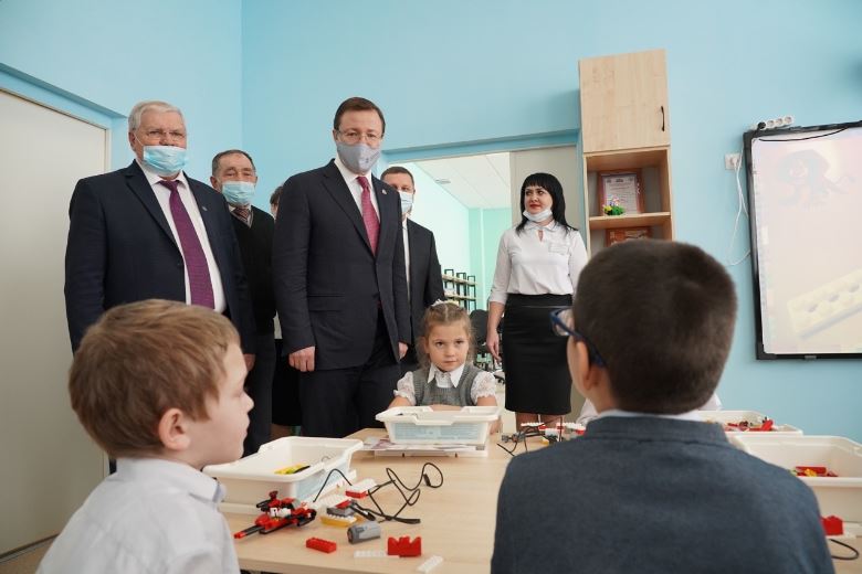 В Приволжье губернатор проверил качество реконструкции нового корпуса местной школы