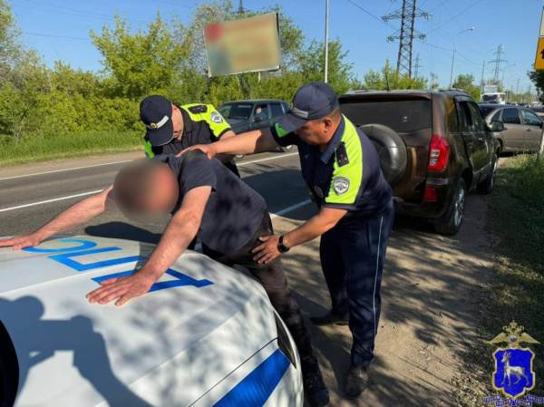 В Самарской области полицейские задержали водителя с крупной партией наркотиков