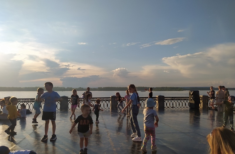 В День России на самарском пляже вырос фестивальный городок 