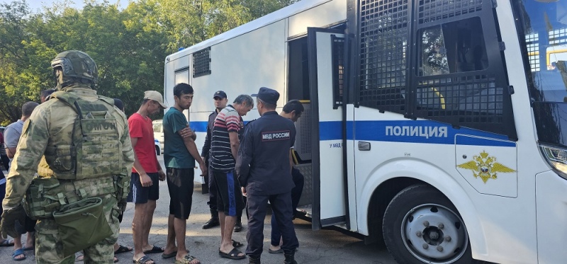 На одном из рынков на Южном шоссе в Самаре задержали 30 иностранцев-нарушителей