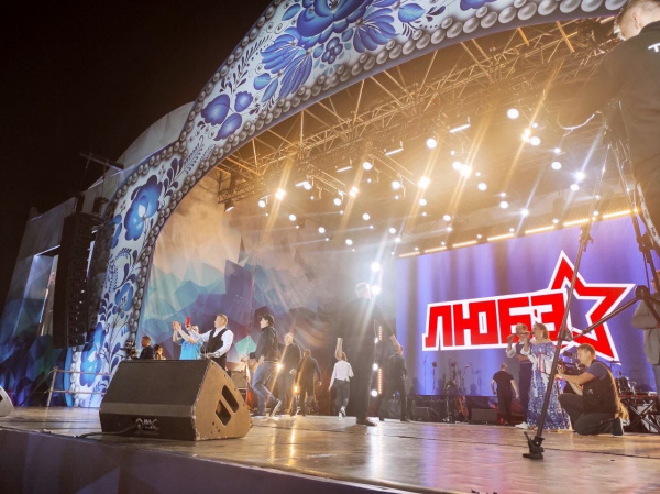 Николай Расторгуев сфотографировался со сцены с самарцами