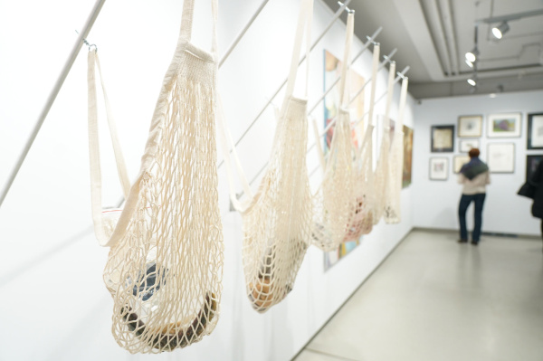 Работы самарских художников выставили в столичных галереях